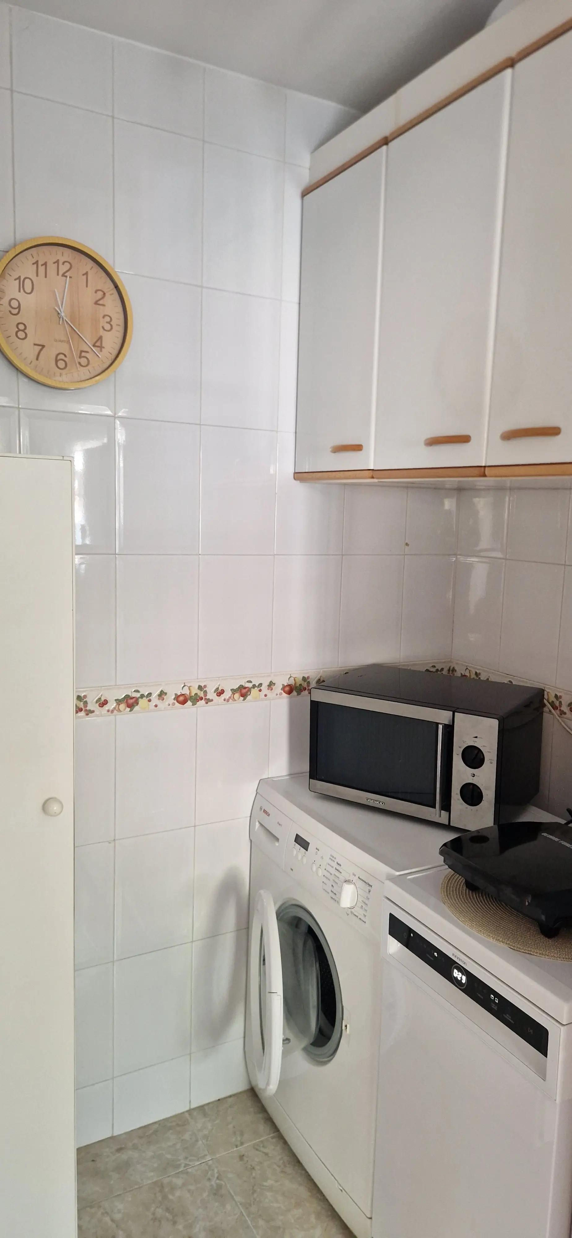 Kitchen with dishwasher and washing machine